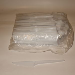 PLASTIC KNIVES 250`S